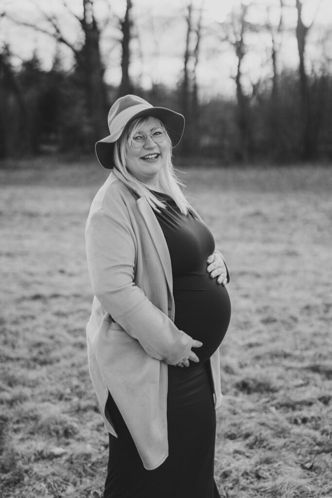 Babybauchshooting im Sonnenuntergang