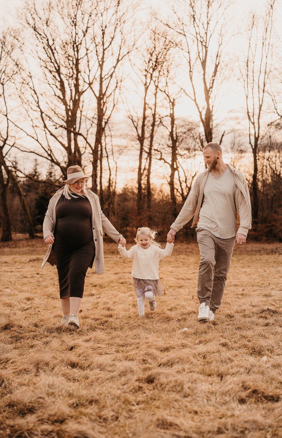 Babybauchshooting im Sonnenuntergang