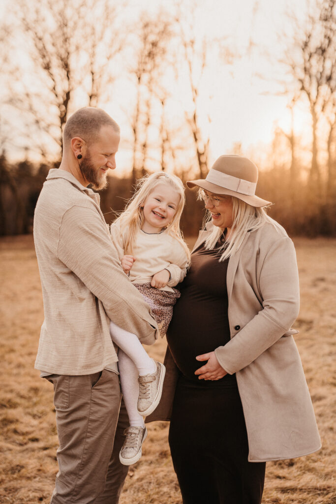 Babybauchshooting im Sonnenuntergang
