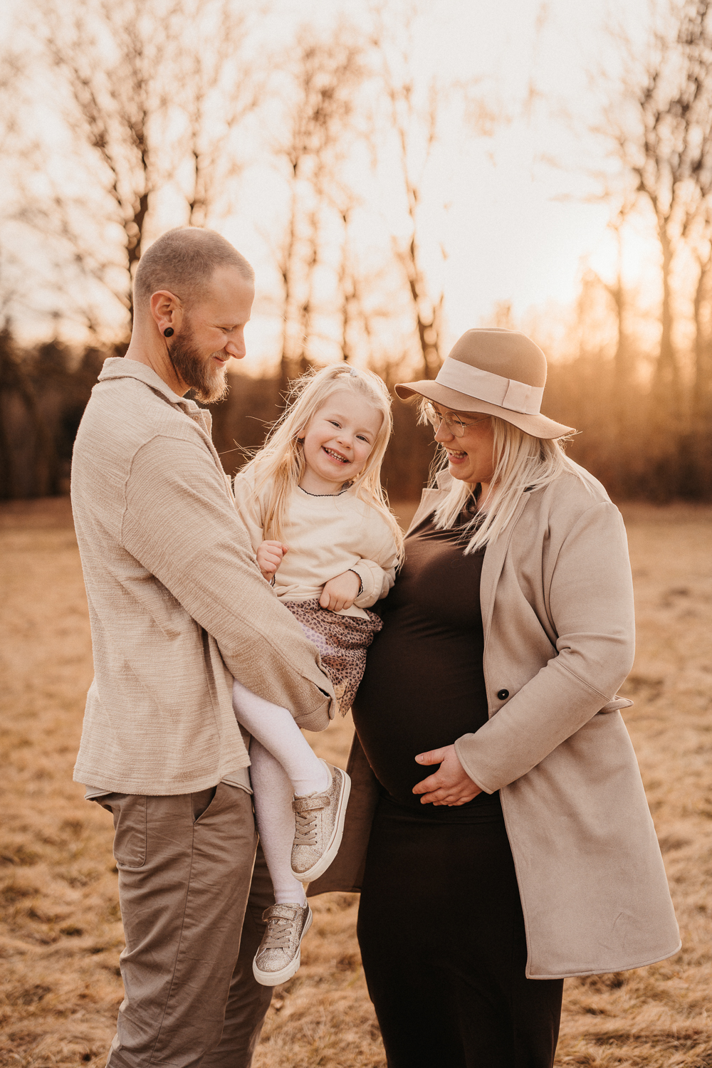 Babybauchshooting im Sonnenuntergang