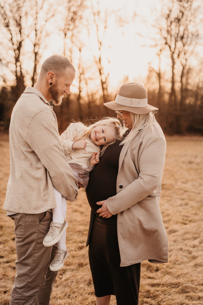Babybauchshooting im Sonnenuntergang